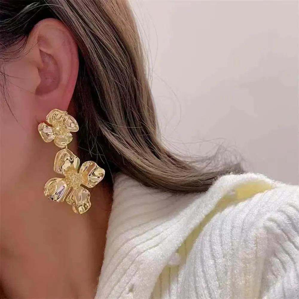Bloom Duo Shine – Aretes Colgantes Doble Flor en Cobre Pulido Chapado en Oro 18K Oro