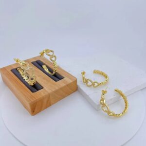 Three Hearts Glow – Aretes Semi Arracada con Corazones y Brillantes
