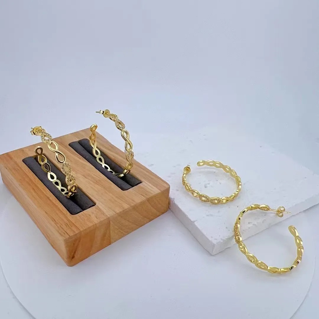 Infinity Glow – Aretes de Infinito con Circón en Chapado de Oro 18K