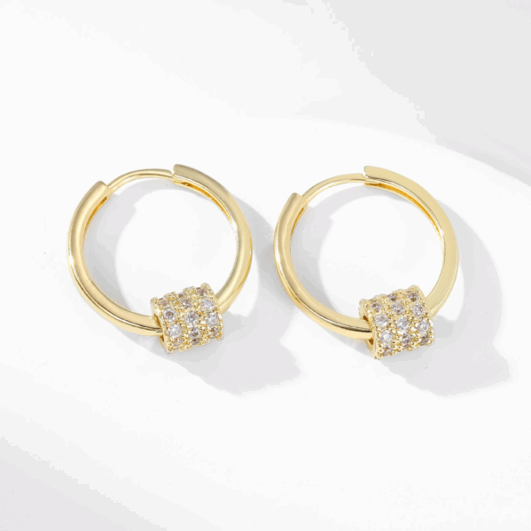 Golden Fringe Drop – Aretes Dorados con Borla y Circón