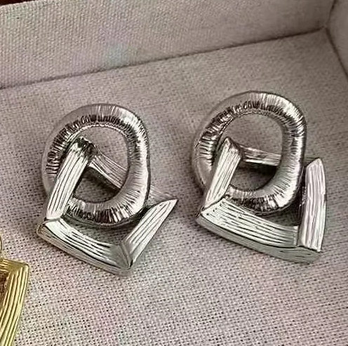 Silver Glow Shapes – Aretes Geométricos Enchapado Cobre Chapados en Oro de 18K Plateados