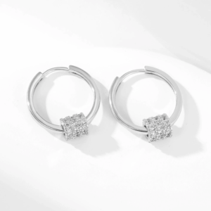 Silver Fringe Drop – Aretes Plateados con Borla y Circón