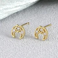 Luna Elegante – Pendientes Geométricos en Oro 18K con Circón