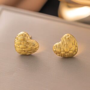Golden Weave – Aretes de Corazón en Acero Titanio con Tejido Dorado