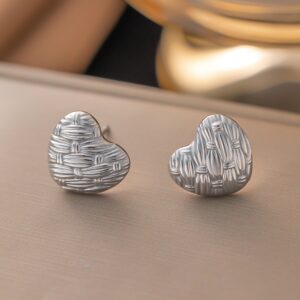 Silver Weave – Aretes de Corazón en Acero Titanio con Tejido Plateado