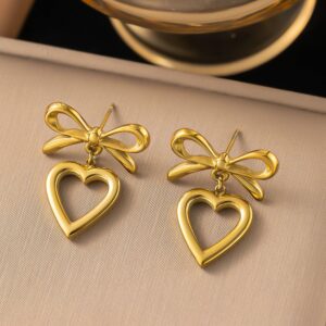 Aretes Heart Bow 18K – Moñito y Corazón Dorado en Titanio