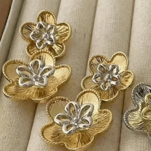 Floral Duo – Aretes Bicolor de Flor en Tamaño Mixto Dorado