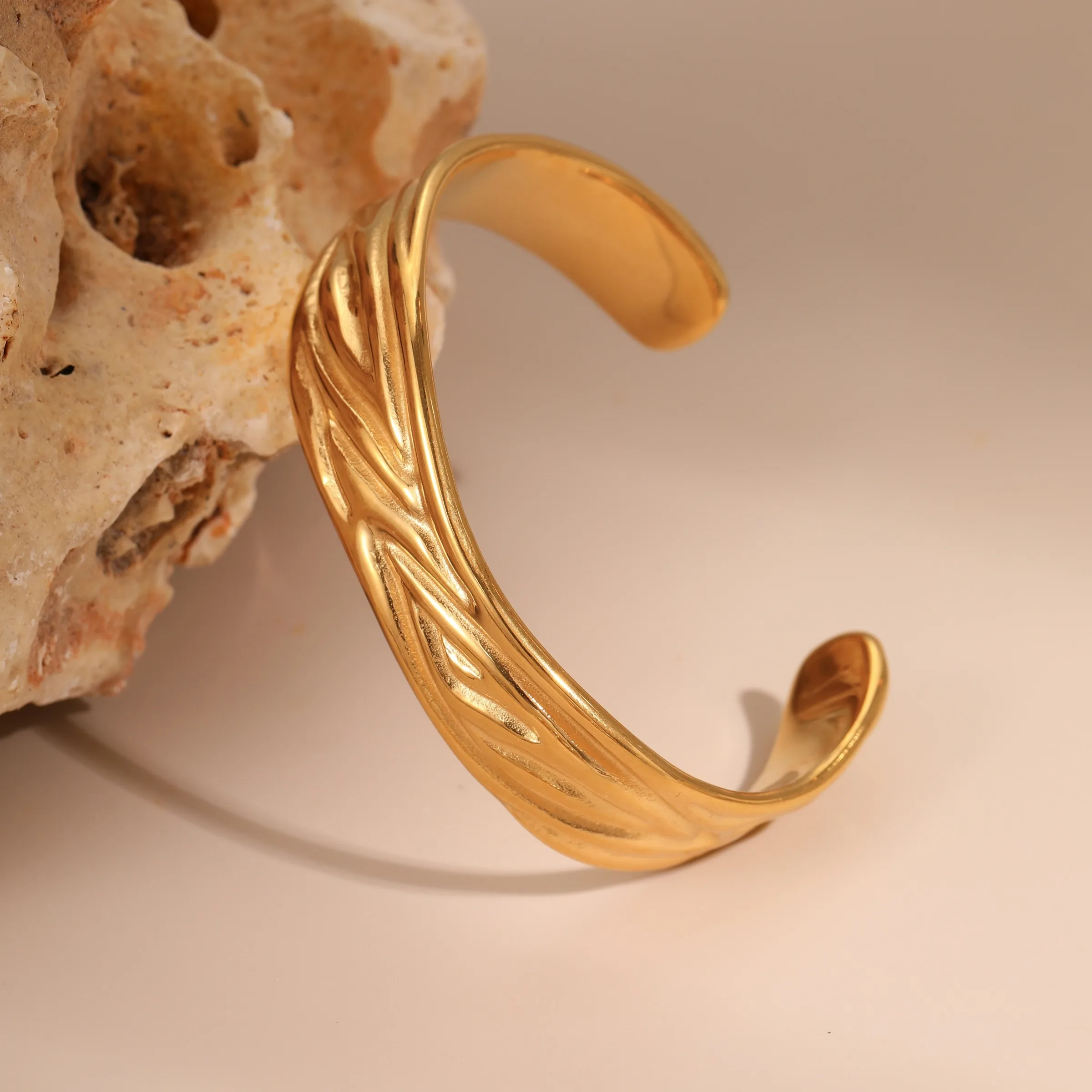 Pulsera-De-Titanio-Con-Dise-o-De-Mano-Abierta-Platinada-Y-Dorada-18K-Accesorio-De-Joyer-a-Para-Mujer-Estilo-Exagerado-Y-Moderno-Para-Fiestas-Y-Citas-display-picture-4