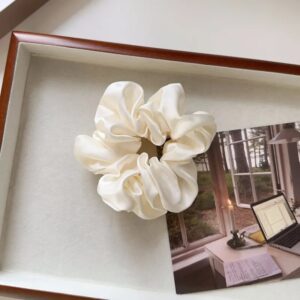 Scrunchie Satin Mediano – Beige