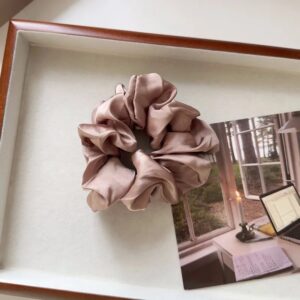 Scrunchie Satin Mediano – Latte