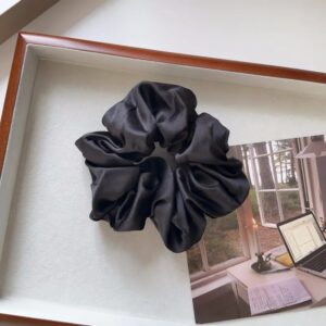 Scrunchie Satin Mediano – Negro