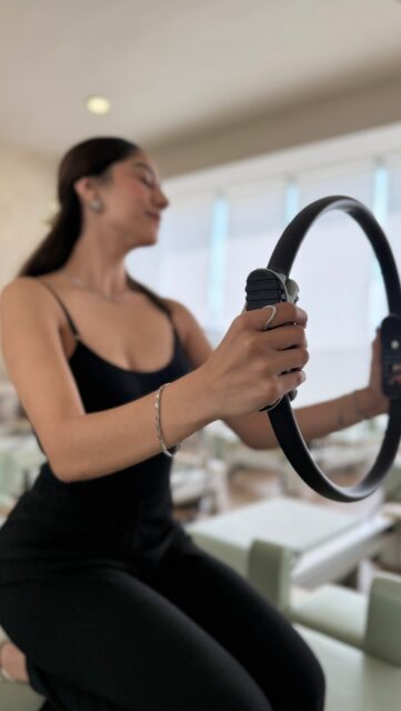 Your Pilates essentials: grip socks, water… and your favorite jewelry 🧘🏻‍♀️

#pilates #aesthetic #fyp #lifestyle #reel