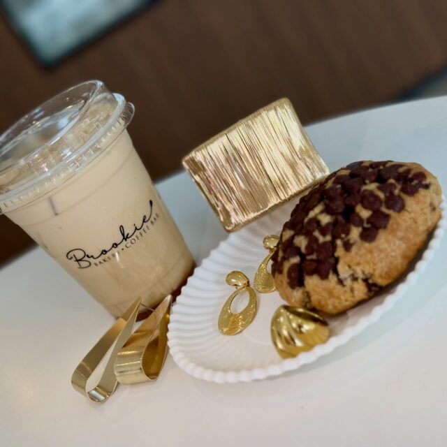 @exotiq.mx x @brookie.mxn = the perfect match ☕️🤎

Nos vemos este sábado para disfrutar de un cafecito, algo dulce y muchas sorpresas ✨

#exotiq #brookie #apertura #coffemorning☕️ #jewerly